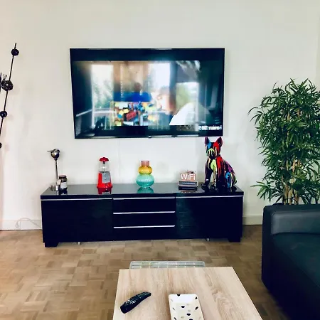 Valentin In Appartement Caen